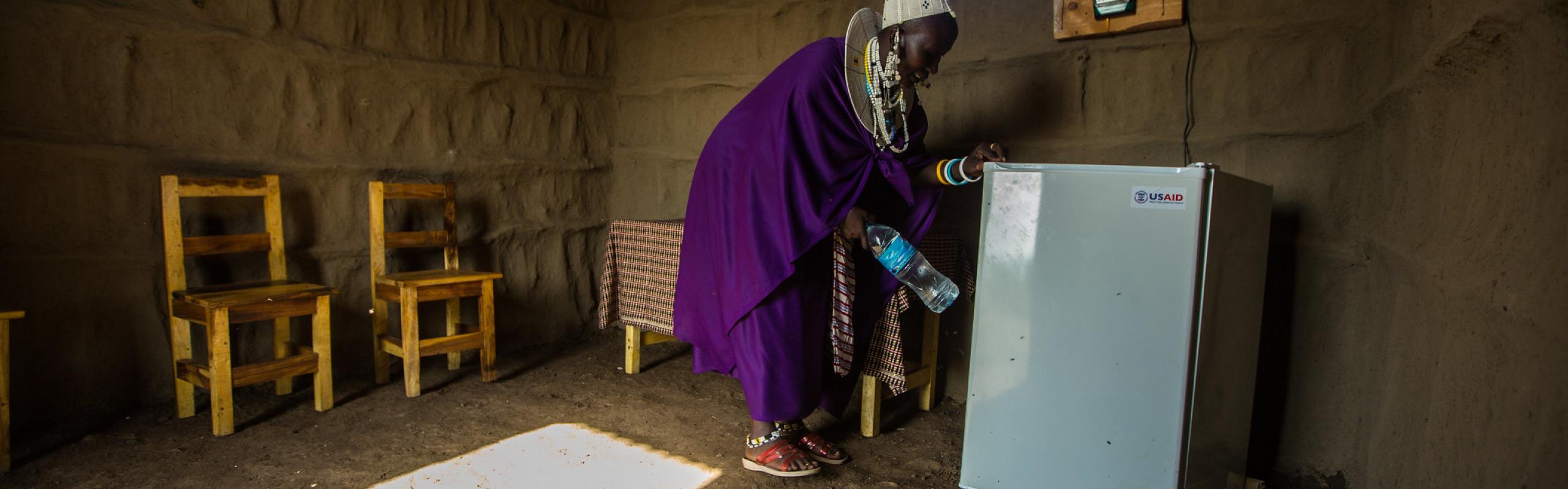  Une femme tanzanienne stocke du lait dans un réfrigérateur