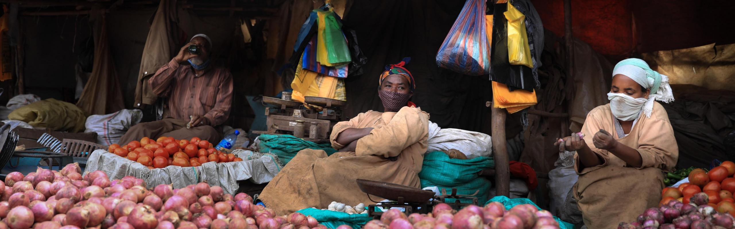 Les femmes portant des masques au marché alimentaire en Ethiopie