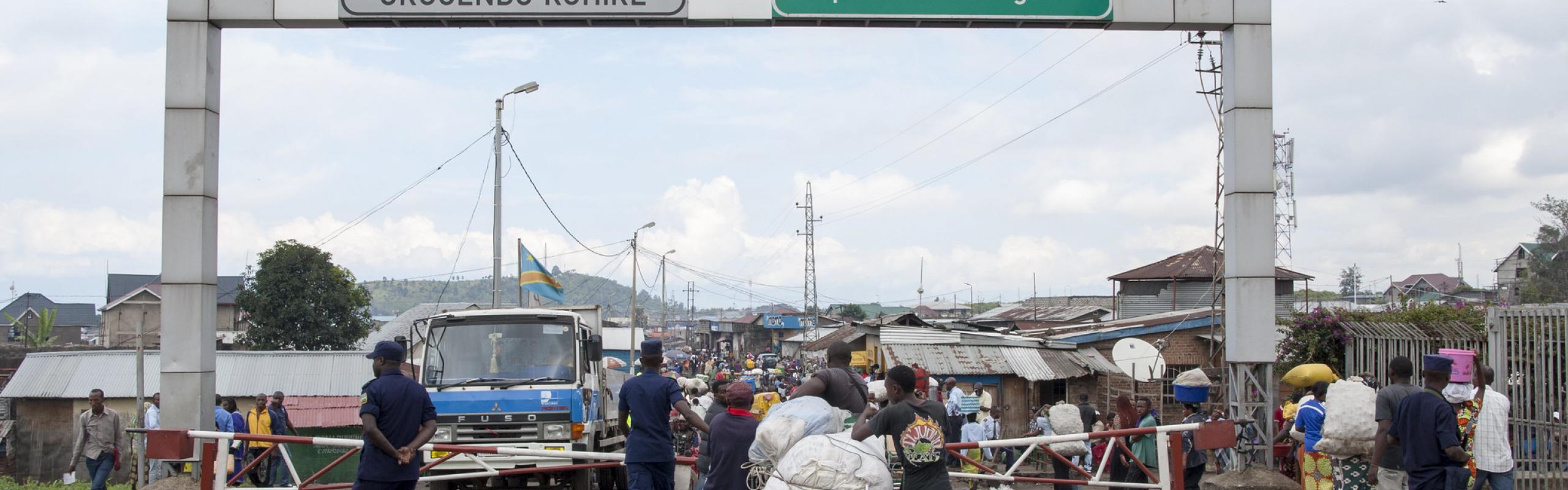 Des camions attendent à la frontière du Rwanda et de la RDC