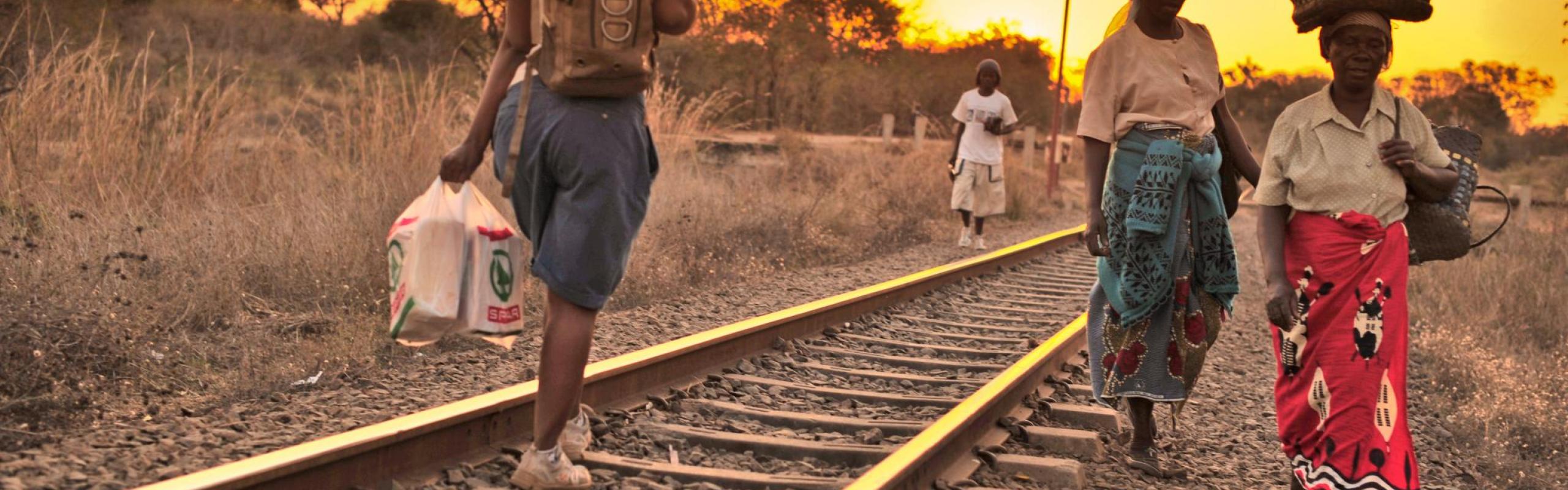 Les commerçantes marchant le long des voies ferrées du Zimbabwe à la Zambie