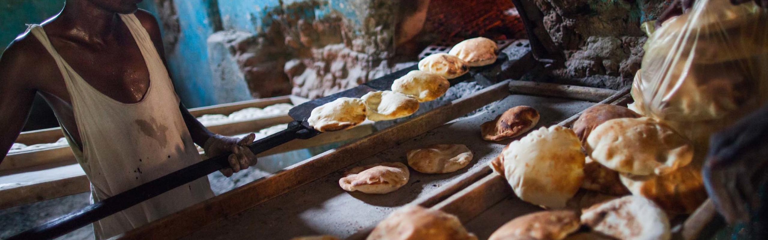  Un boulanger sort du pain du four dans sa boulangerie à El Fasher, au Soudan. Les prix du blé et du pain au Soudan montent en flèche, entraînés par des problèmes intérieurs et les perturbations du marché dues à la guerre russo-ukrainienne.
