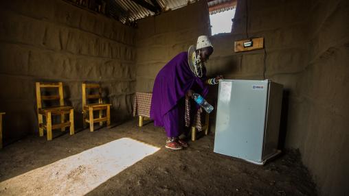 Une femme tanzanienne stocke du lait dans un réfrigérateur
