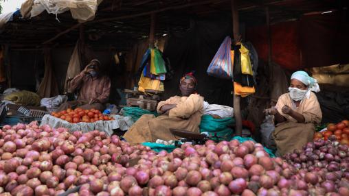 Les femmes portant des masques au marché alimentaire en Ethiopie