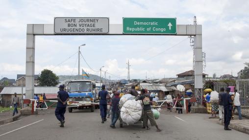 Des camions attendent à la frontière du Rwanda et de la RDC