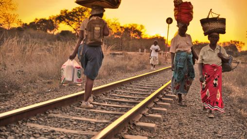  Les commerçantes marchant le long des voies ferrées du Zimbabwe à la Zambie
