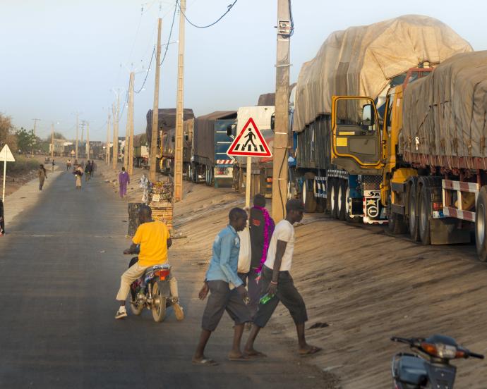  Piétons et camions couverts à la frontière entre le Mali et le Sénégal
